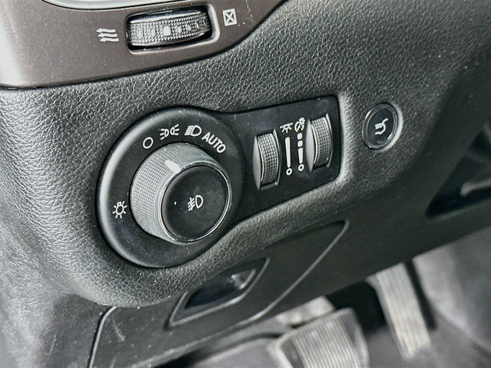 Used 2019 Jeep Cherokee Limited FWD image 16