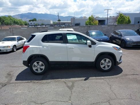 Used 2022 Chevrolet Trax LT w/ Driver Confidence Package AWD/4WD image 2