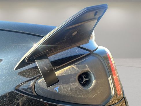 Used 2021 Tesla Model Y Long Range image 12