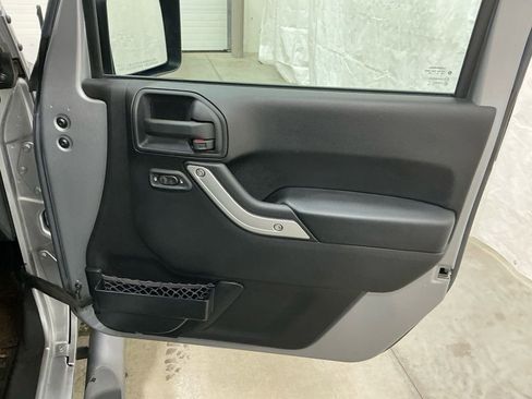 Used 2016 Jeep Wrangler Unlimited Rubicon w/ Connectivity Group image 33