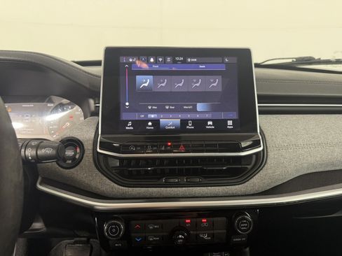 Used 2024 Jeep Compass Latitude w/ Sun and Sound Group AWD/4WD image 19