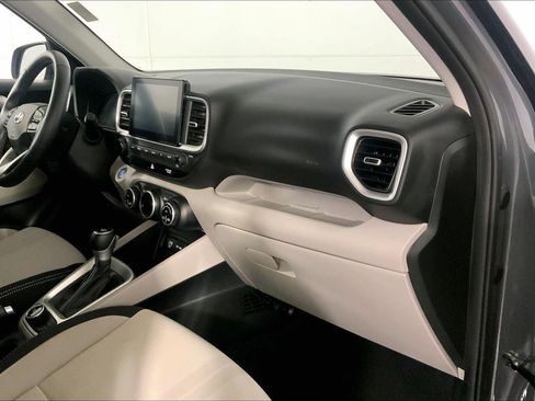 Used 2025 Hyundai Venue SEL FWD image 17
