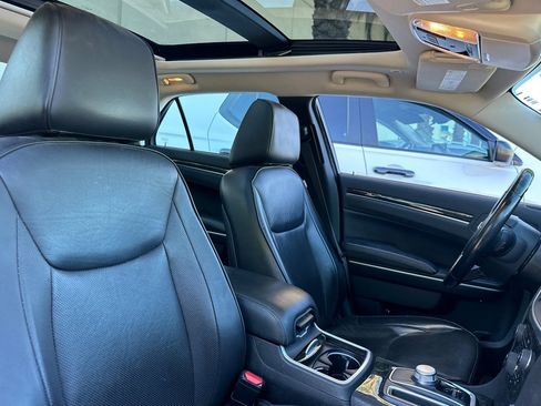 Used 2018 Chrysler 300 Limited w/ Safetytec Plus Group RWD image 31