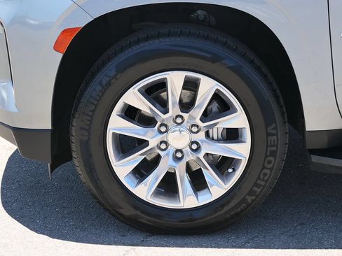 Used 2024 Chevrolet Suburban Premier RWD image 8