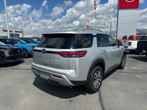 Used 2023 Nissan Pathfinder SL AWD/4WD image 11