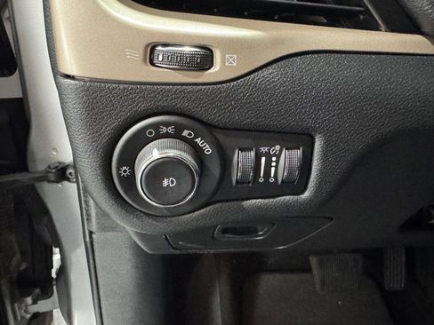 Used 2017 Jeep Cherokee Limited AWD/4WD image 15