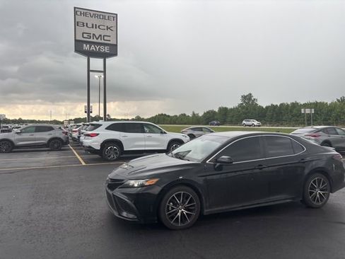 Used 2021 Toyota Camry SE FWD image 3