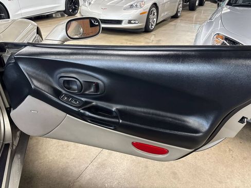 Used 2000 Chevrolet Corvette Convertible w/ Memory Pkg RWD image 33
