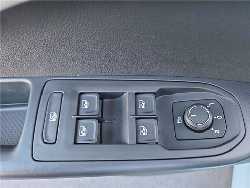 New 2026 Volkswagen Taos SE image 13