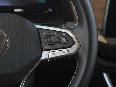 Used 2025 Volkswagen Atlas SE FWD image 18