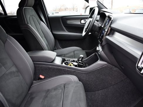 Certified 2025 Volvo XC40 B5 Plus image 29