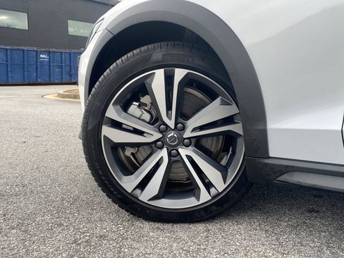 Used 2025 Volvo V60 B5 Cross Country Plus image 19