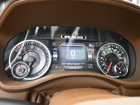 Used 2022 RAM 1500 Laramie AWD/4WD image 7
