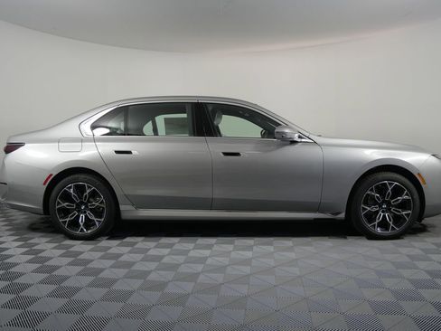 Used 2025 BMW i7 xDrive60 w/ Premium Package image 2