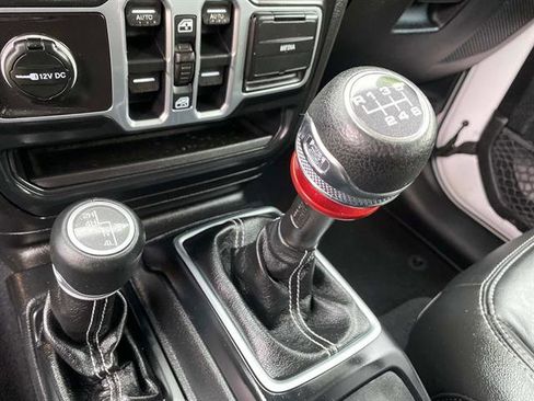 Used 2018 Jeep Wrangler Unlimited Sahara image 16