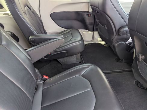 Used 2024 Chrysler Pacifica Touring-L image 14