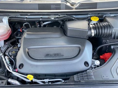 Used 2024 Chrysler Pacifica Touring-L image 16