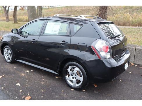 Used 2010 Pontiac Vibe w/ Sun And Sound Package image 6