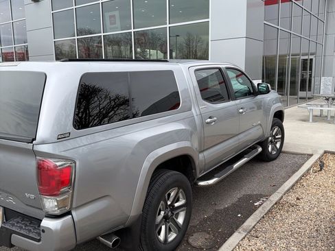 Used 2019 Toyota Tacoma Limited image 3
