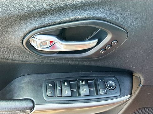 Used 2019 Jeep Cherokee Limited w/ Technology Group AWD/4WD image 17