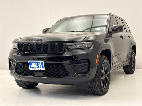 Used 2024 Jeep Grand Cherokee Altitude image 2