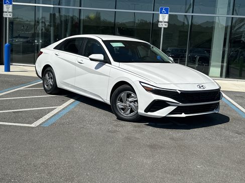 New 2026 Hyundai Elantra SE FWD image 2