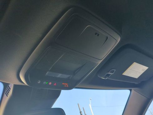 Used 2025 Chevrolet Traverse LT image 25