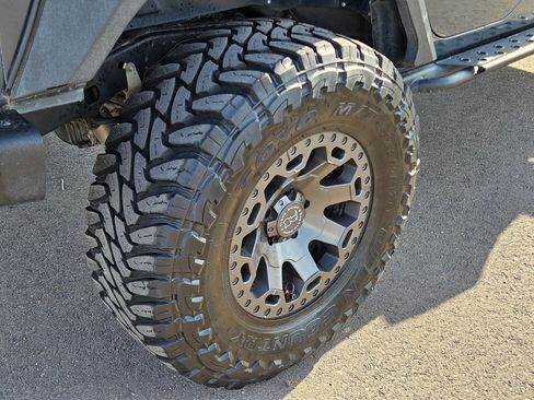 Used 2017 Jeep Wrangler Unlimited Rubicon AWD/4WD image 13