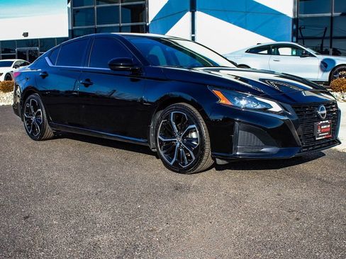 Used 2024 Nissan Altima 2.5 SR image 3