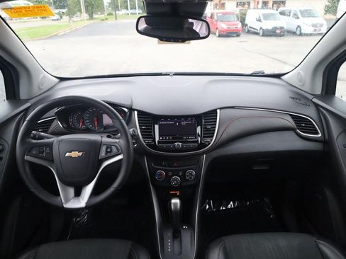 Used 2020 Chevrolet Trax LT w/ Sun & Sound Package FWD image 6