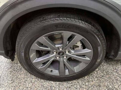 Used 2022 Ford Explorer XLT w/ Equipment Group 202A AWD/4WD image 10