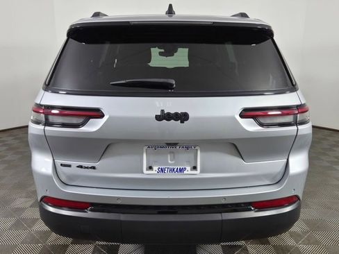 Used 2023 Jeep Grand Cherokee L Laredo image 8