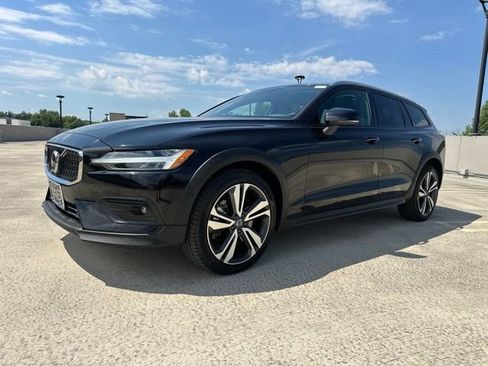 Certified 2025 Volvo V60 B5 Cross Country Plus AWD/4WD image 4