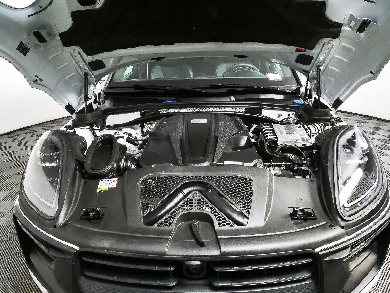 Certified 2023 Porsche Macan GTS AWD/4WD image 36