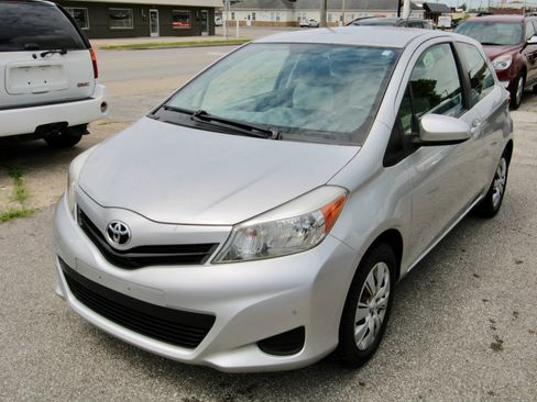 Used 2012 Toyota Yaris L image 2