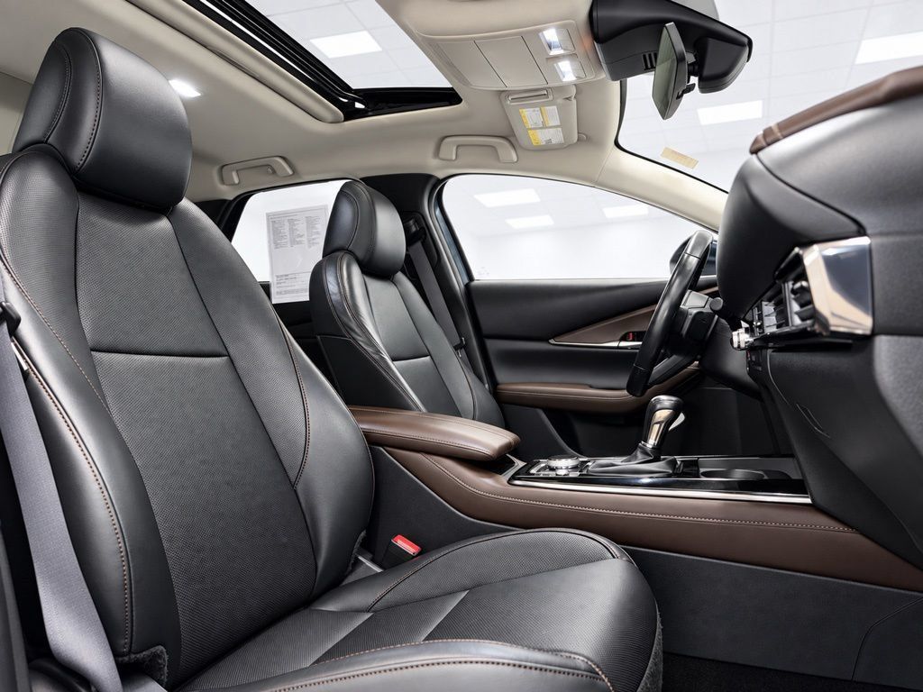 Used 2021 MAZDA CX-30 AWD 2.5 S w/ Premium Package image 16