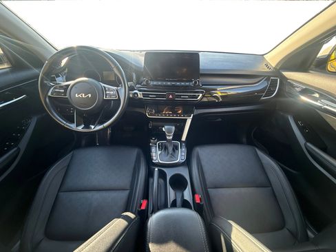 Used 2022 Kia Seltos EX image 11