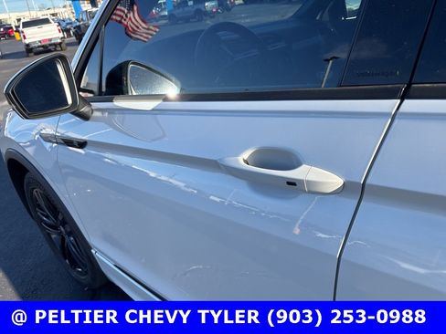 Used 2022 Volkswagen Tiguan SE R-Line image 10