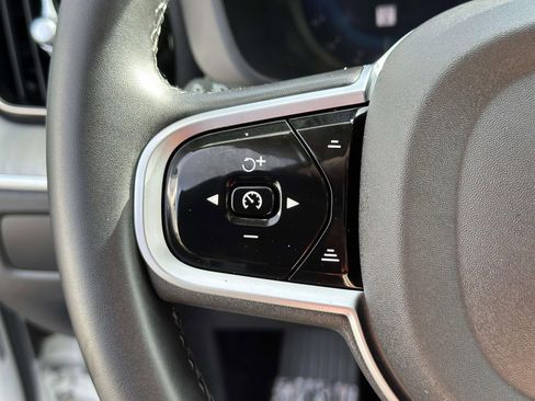 Used 2025 Volvo XC60 B5 Plus image 15