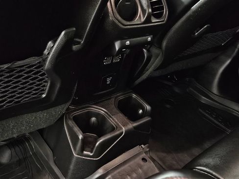 Used 2025 Jeep Gladiator Rubicon w/ Convenience Group AWD/4WD image 27