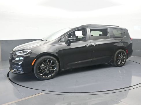 Used 2023 Chrysler Pacifica Limited w/ S Appearance Package image 2