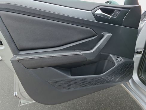 Used 2023 Volkswagen Jetta SE w/ Panoramic Sunroof Package FWD image 27