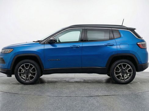 Used 2025 Jeep Compass Trailhawk image 3