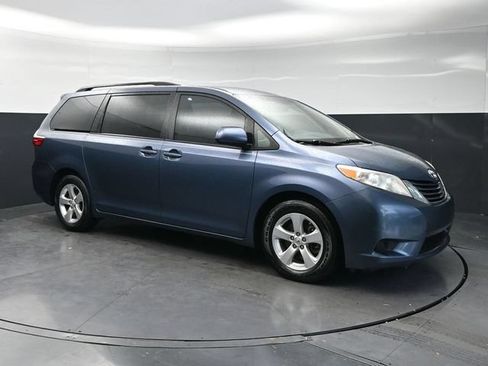 Used 2017 Toyota Sienna LE FWD image 3