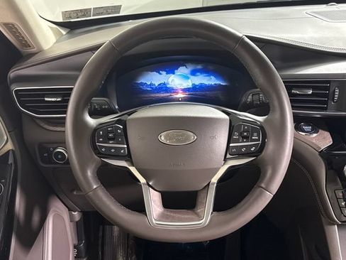 Used 2022 Ford Explorer Platinum w/ Equipment Group 601A AWD/4WD image 21