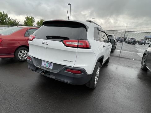 Used 2016 Jeep Cherokee Sport w/ Trailer Tow Group FWD image 4