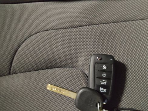 Used 2025 Hyundai Elantra SE FWD image 32