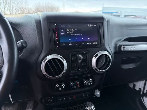 Used 2014 Jeep Wrangler Unlimited Rubicon w/ Max Tow Package image 9