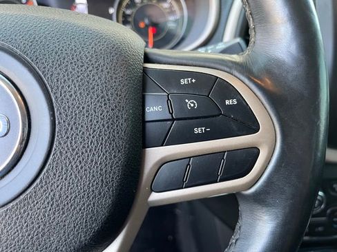 Used 2018 Jeep Cherokee Limited FWD image 18