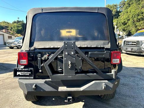 Used 2015 Jeep Wrangler Unlimited Rubicon w/ Connectivity Group image 4